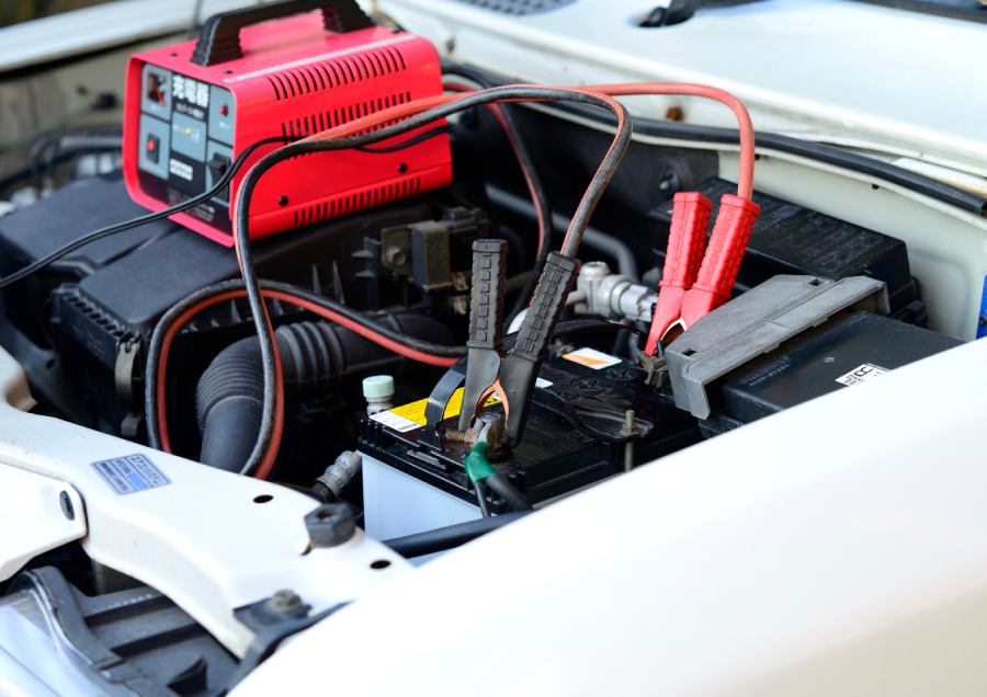 Chargeur de batterie de voiture : fonctionnement et prix